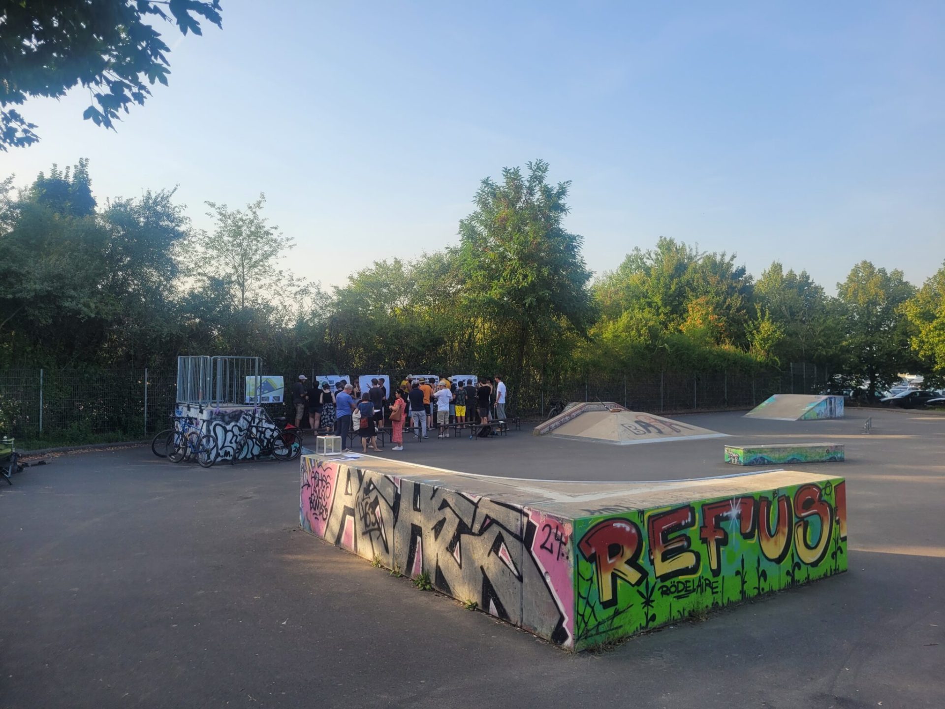 منطقة تزلج على الشاطئ تضم عدة منحدرات ومجموعة من الأشخاص في الخلفية، وإحدى المنحدرات مزينة بكتابات جرافيتي ملونة