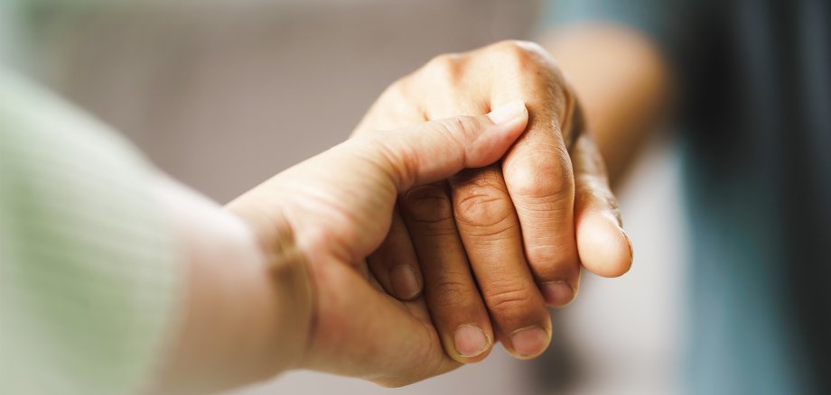 يدان ممسكتان ببعضهما البعض
