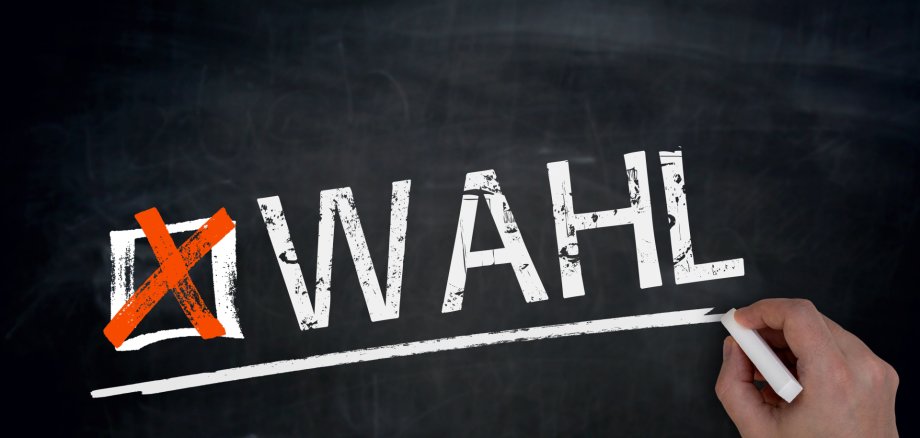 الاختيار تكتب باليد كلمة "CHOICE" بالطباشير الأبيض على لوحة سوداء أمامها صليب أحمر في مربع.