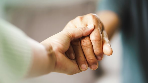 Две ръце, които се държат една за друга