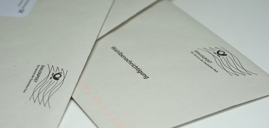 Symbol postal vote Envelopes with the imprint 'Wahlbenachrichtigung' and the Deutsche Post logo for postal voting.