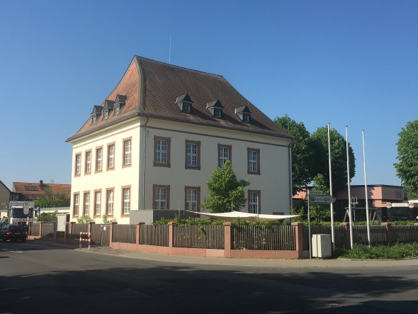 The building of the former Dudenhofen police station, a building from the turn of the 19th and 20th centuries.
