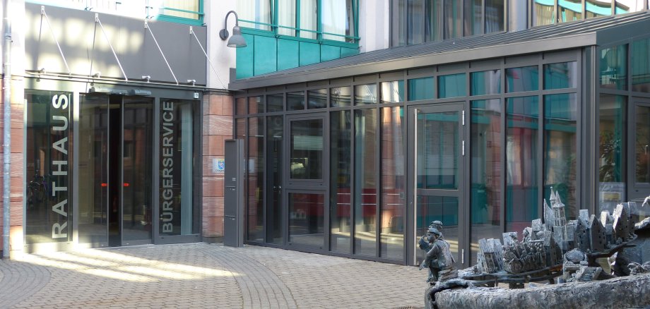 View of the entrance to the citizens' service centre in the town hall with the fountain in the foreground