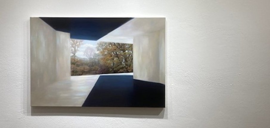 La pintura muestra un pasillo rectangular de color claro con sombras que da a un fondo boscoso con árboles desnudos.