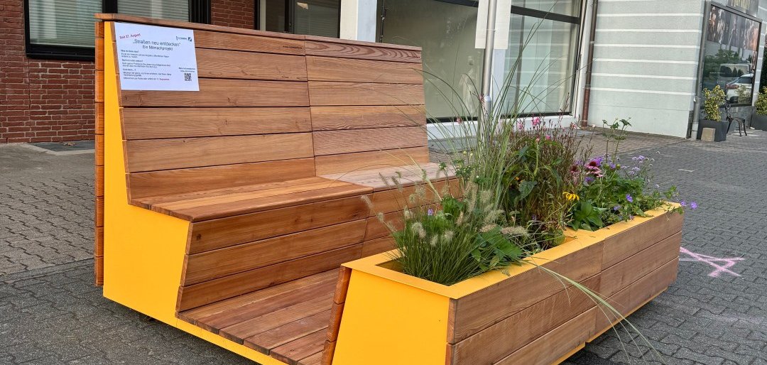 Un elemento de asiento doble con respaldo y plantación