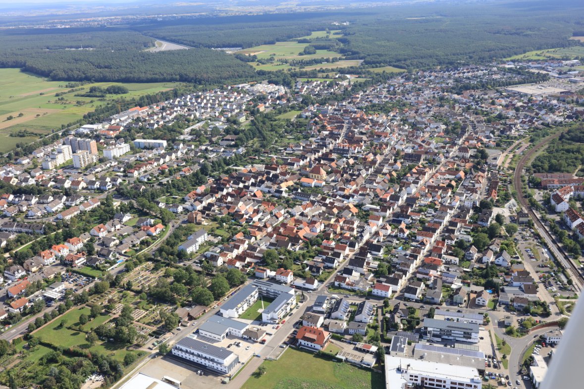 Foto aérea Dudenhofen Vista aérea de Dudenhofen con zonas residenciales, carreteras y bosques circundantes