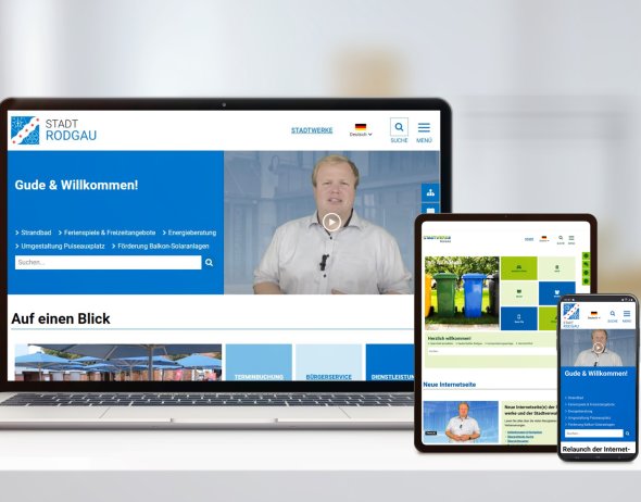 Nuevas páginas web en diferentes dispositivos Sobre una mesa hay un ordenador portátil, una tableta y un teléfono inteligente, con las páginas web de la administración municipal y de los servicios públicos municipales en sus pantallas.