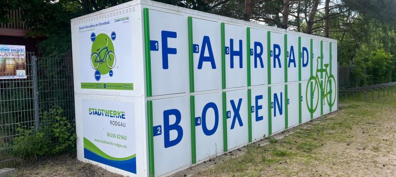 Cajas para bicicletas de dos pisos frente a la valla del lido