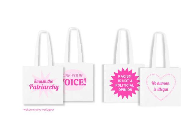Quatre sacs en tissu blanc avec des messages féministes et sociaux : 'Smash the Patriarchy', 'Use your Voice!', 'Racism is not a political opinion', 'No human is illegal'.
