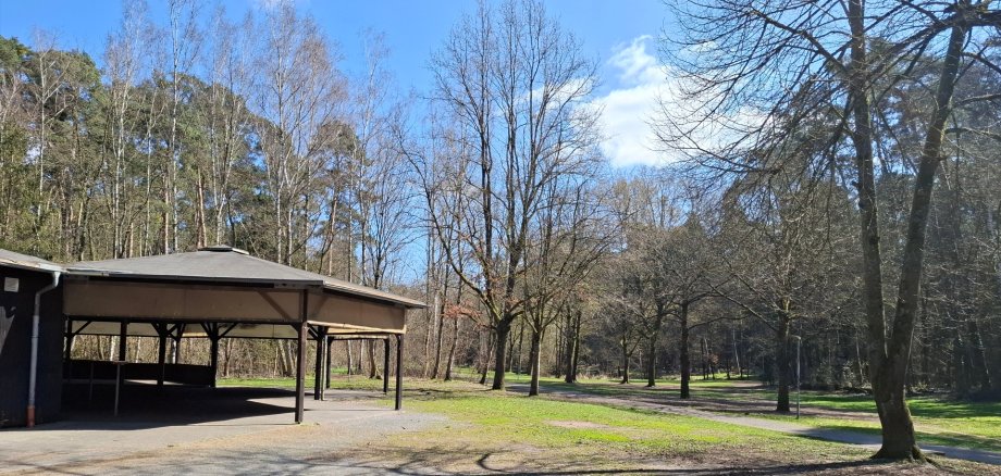 À gauche de l'image, le bâtiment en bois couvert du centre de loisirs forestier, au milieu et à droite, la prairie et la forêt avec vue sur la Gänsbrüh à Dudenhofen.