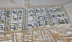 Rodgau Ouest Sur une maquette architecturale en bois, on peut voir en blanc les nouvelles maisons de Rodgau West et en beige les maisons existantes.