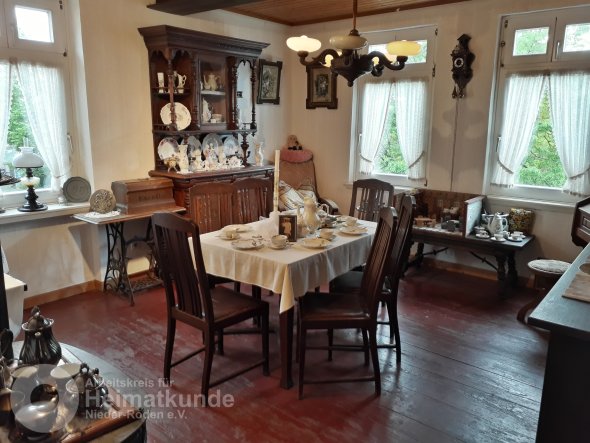 La salle du musée local de Nieder-Roden avec des meubles du tournant des 19e et 20e siècles.