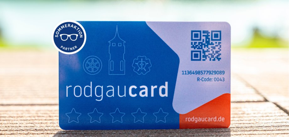 Offre estivale de la rodgaucard Cartes Rodgaucards bleues comportant un texte blanc, un code QR, des symboles et la mention « Offre estivale Partenaires » sur un fond en bois