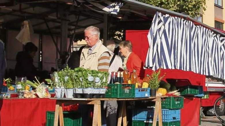 Des stands de légumes et d'herbes fraîches sur le marché hebdomadaire de Nieder-Roden