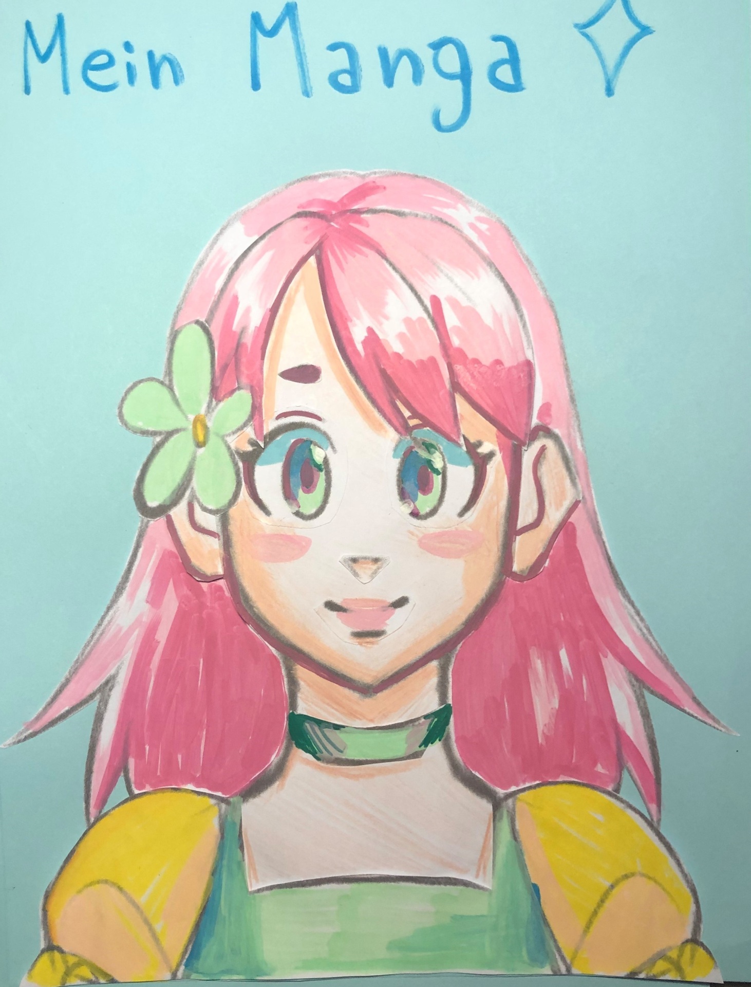 Illustrazione di una ragazza con capelli rosa e un fiore verde tra i capelli. Indossa un top giallo e un colletto verde. In alto è presente il testo "Il mio manga".