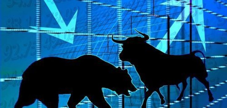 Sagome nere di un orso e di un toro su uno sfondo blu con prezzi di borsa in discesa e frecce