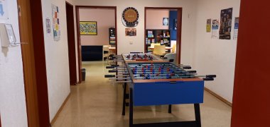 Interno del centro giovanile di Weiskirchen Biliardino con vista su altre due sale del centro giovanile di Weiskirchen