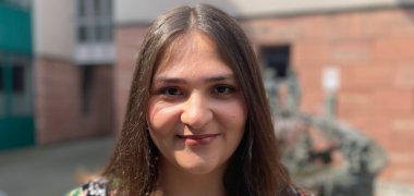 Signora Kök La signora Kök dell'équipe di animazione giovanile nel cortile del municipio