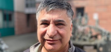 Signor Odabas Il signor Odabas dell'équipe di animazione giovanile nel cortile del municipio