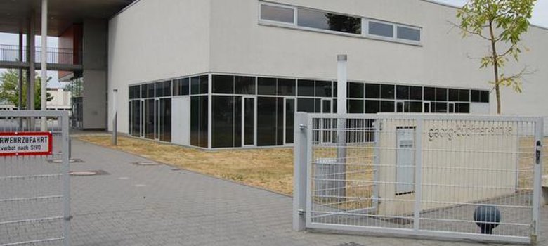 Sala riunioni GBS Moderno auditorium GBS con ampie vetrate, tetto piano e ingresso con area coperta
