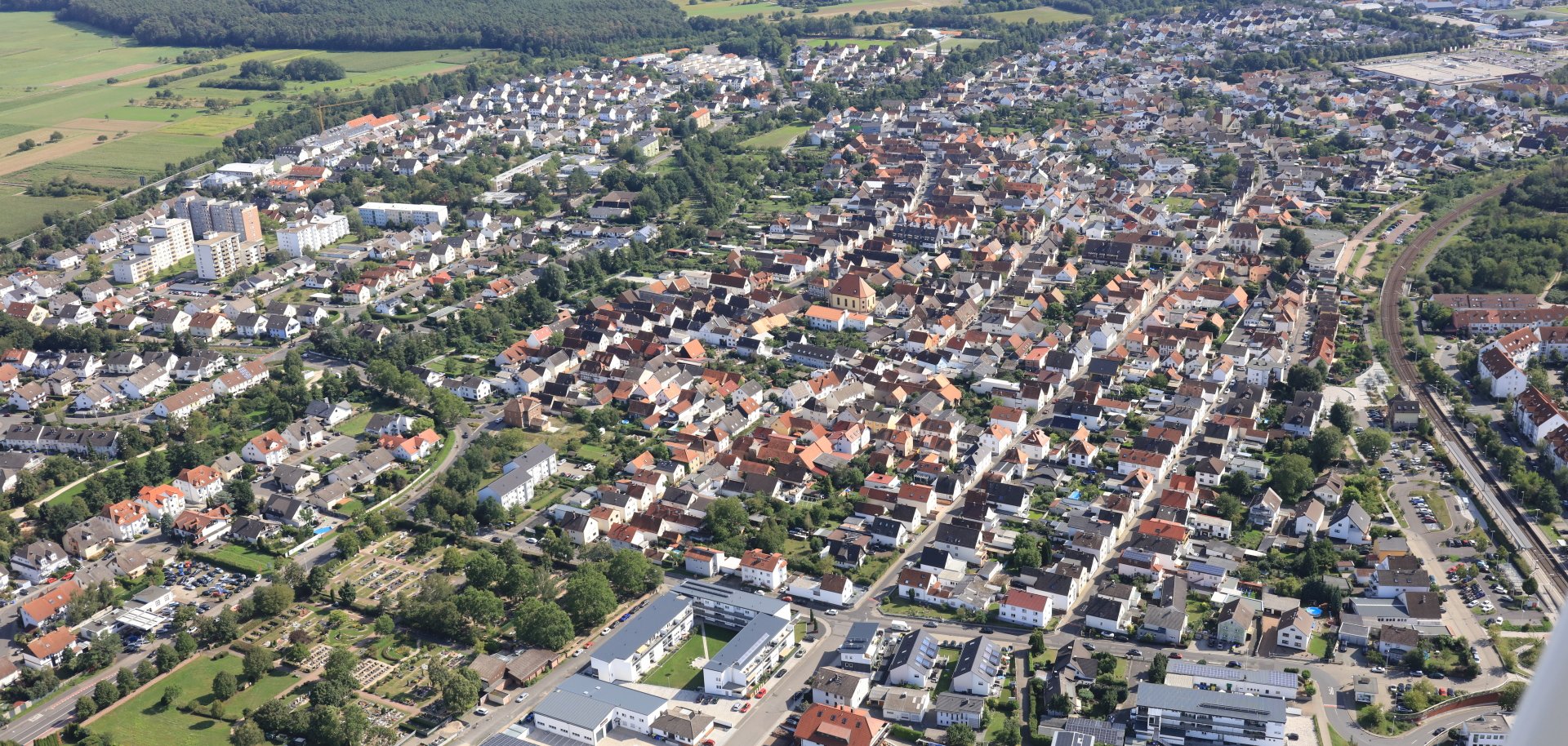 Vista aerea di Dudenhofen con aree residenziali, strade e boschi circostanti