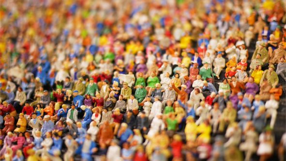 Wiele kolorowych miniaturowych figurek blisko siebie, prezentowanych na wystawie sztuki