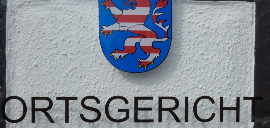 Herb z lwem i koroną nad napisem "ORTSGERICHT" w Dudenhofen.