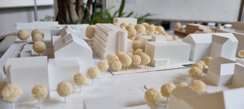 Maquete arquitetónica do centro do bairro com edifícios e árvores em madeira e papel