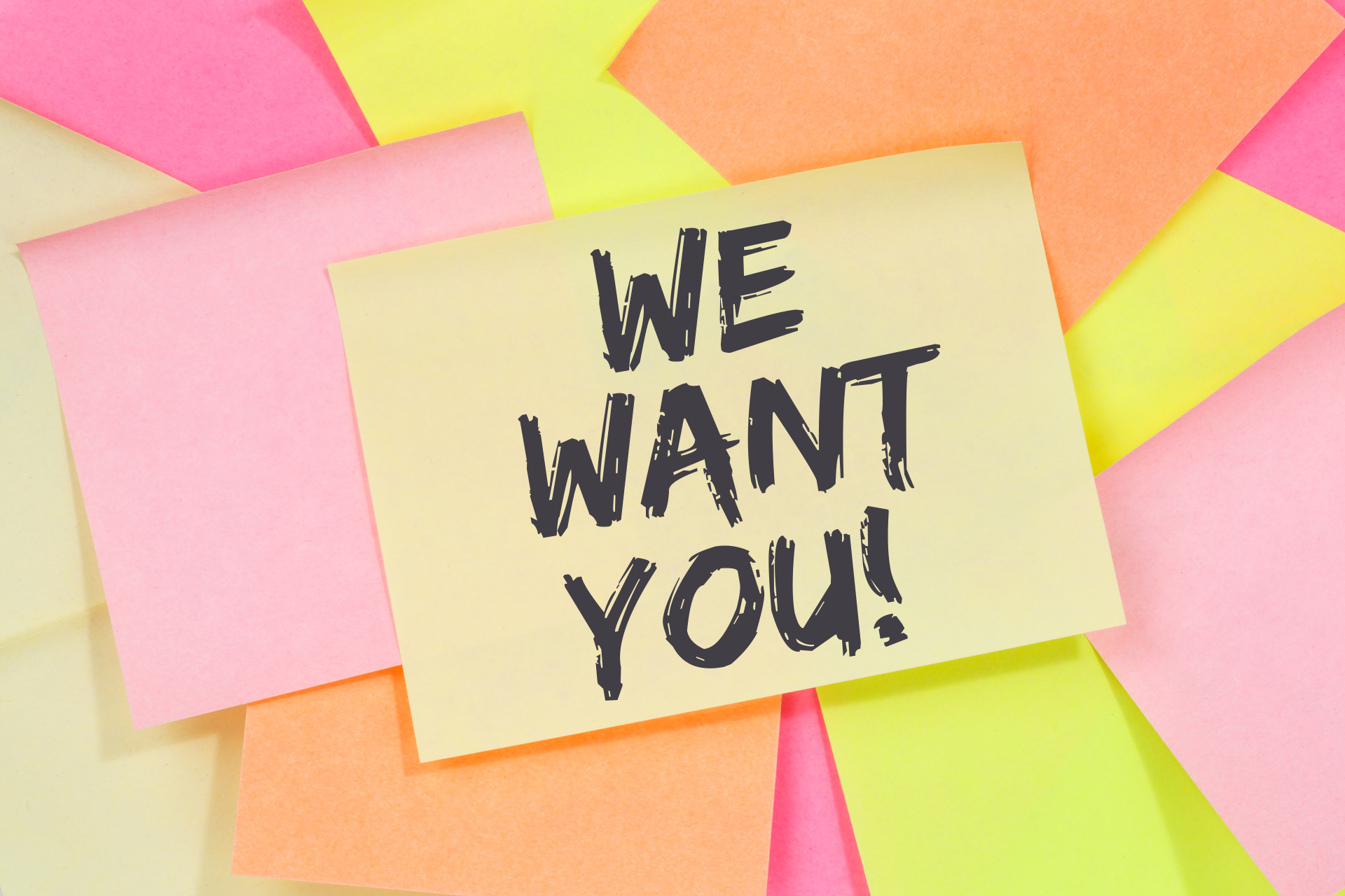 Várias notas autocolantes coloridas, incluindo uma amarela com o texto "WE WANT YOU!" em letras pretas