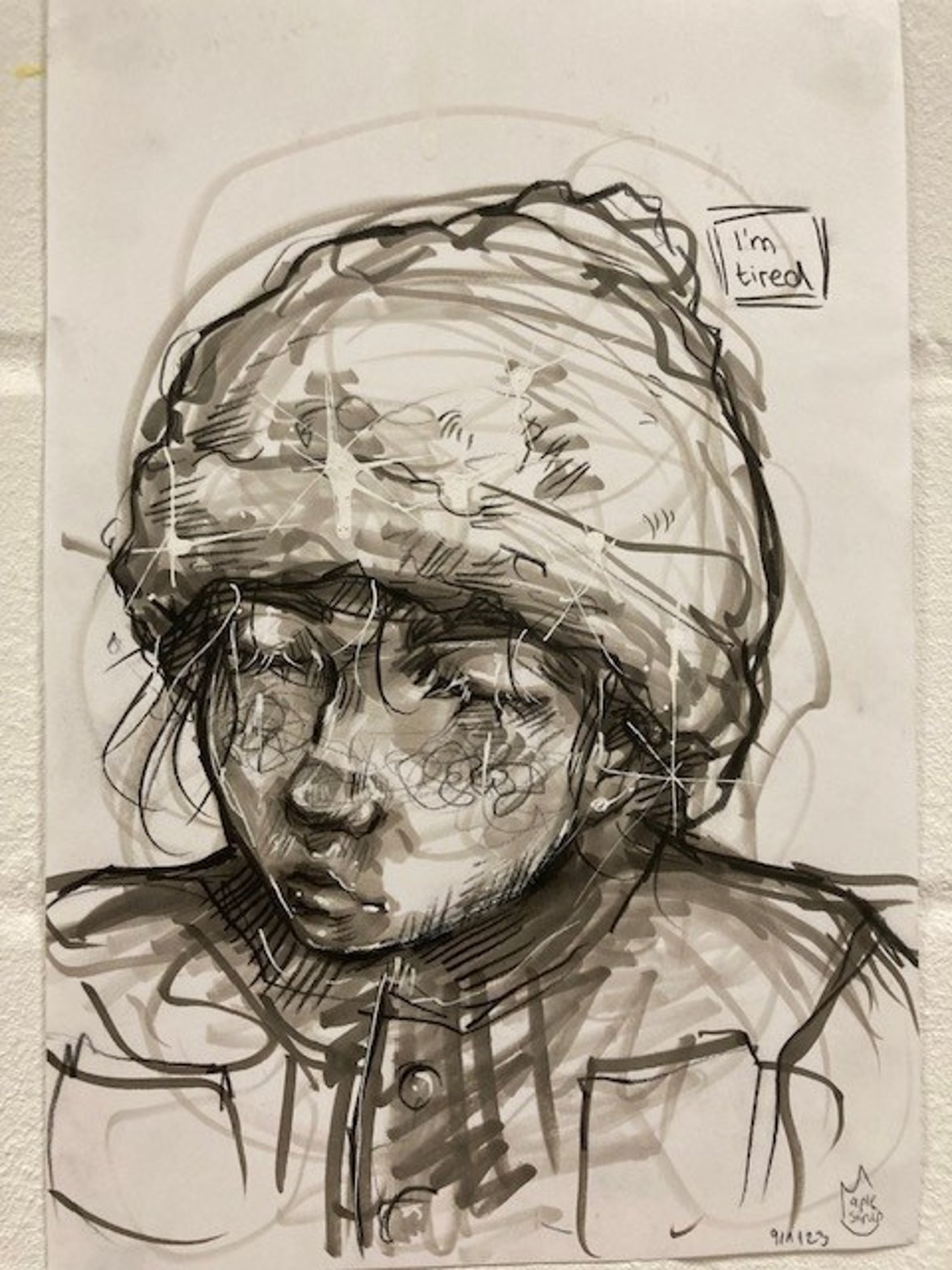 Desenho a preto e branco de uma criança com boné e casaco, com a cabeça baixa