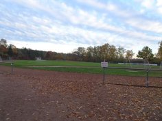 Campo de futebol no centro desportivo de Dudenhofen, rodeado por uma vedação.