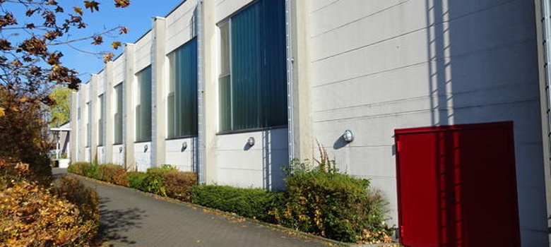 Salão da dúvida Edifício do Zweifeldhalle Nieder-Roden com portas e janelas vermelhas