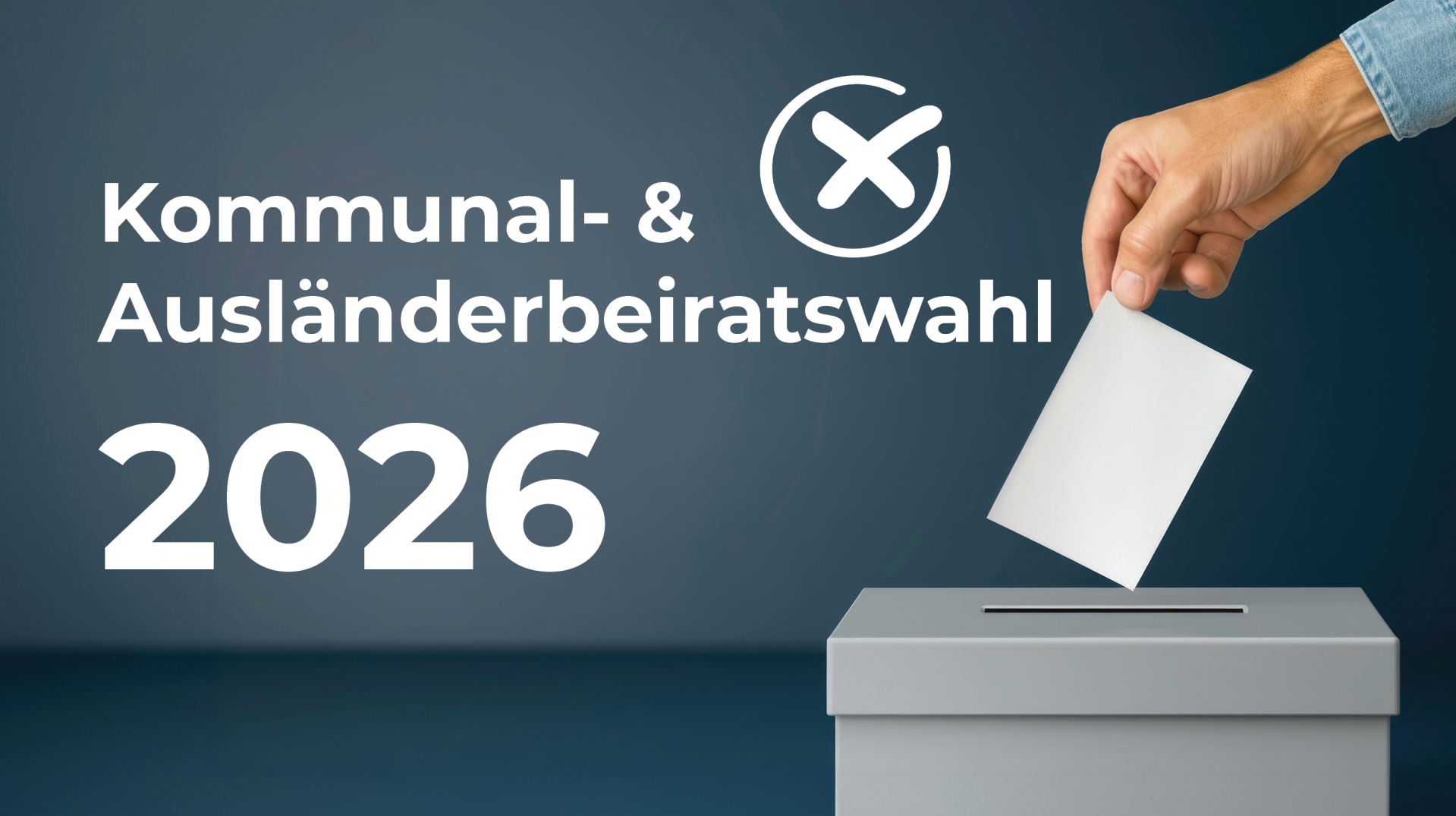 Mão atira boletim de voto para urna cinzenta em frente a fundo azul escuro com texto "Kommunal- & Ausländerbeiratwahl 2026