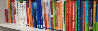 Raft de cărți multe cărți colorate diferite pe un raft într-o bibliotecă
