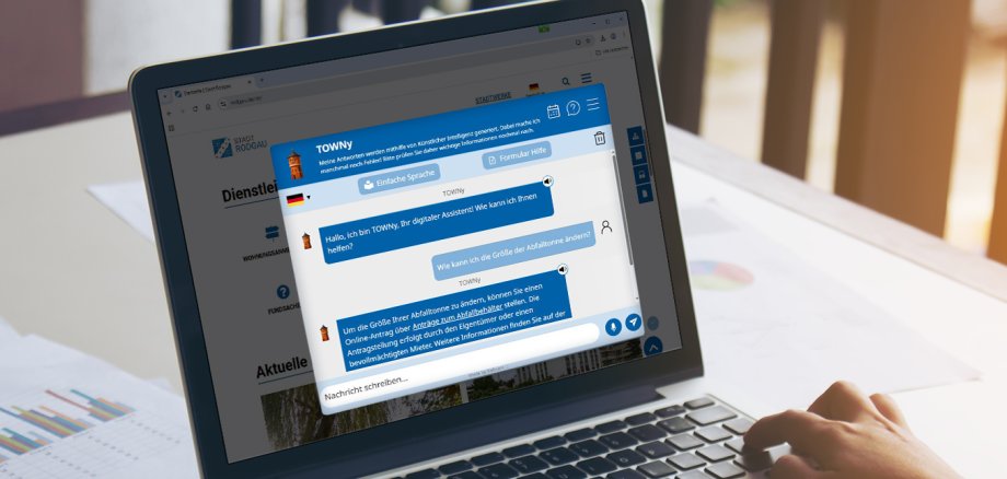 Şehir web sitesinde "TOWNy" sohbet robotunun sohbet penceresi açık olan dizüstü bilgisayar, kişi klavyede yazıyor.