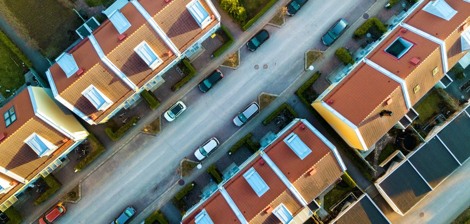 Teraslı evlerin, sokağın ve park etmiş arabaların kuşbakışı görünümü