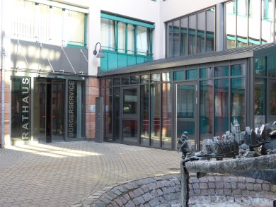 Belediye binasındaki vatandaş servisine giriş Ön planda çeşme ile birlikte belediye binasındaki vatandaş hizmet merkezinin girişinin görünümü