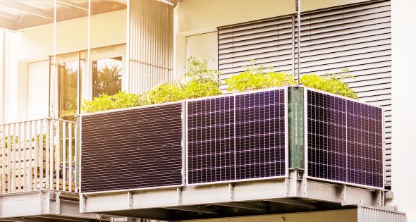 Будівля з балконом і сонячною системою