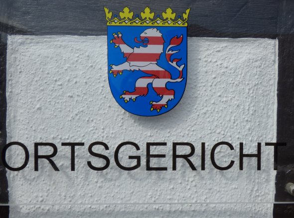 Герб з левом і короною над написом "ORTSGERICHT" у Дуденгофені.