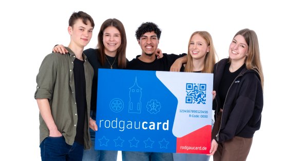 П'ятеро молодих людей тримають велику синю картку RodgauCard з QR-кодом і червоною зоною з текстом "rodgaucard.de