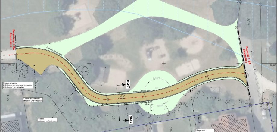 Auf eine Luftaufnahme des Lutherparks mit Fokus auf den Spielplatzbereich ist die Skizze des neuen Weges schematisch gelegt.