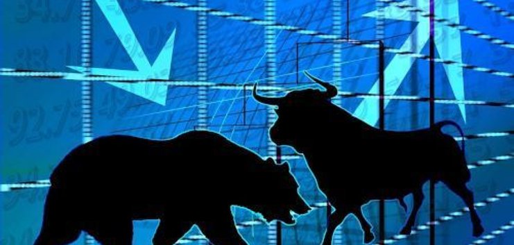Schwarze Silhouetten eines Bären und eines Bullen vor blauem Hintergrund mit Finanzdiagrammen und abwärts zeigenden Pfeilen