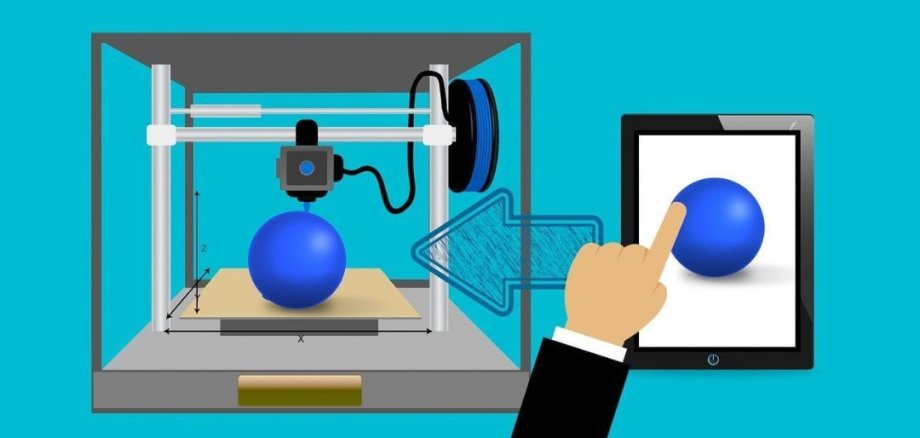 3D Druck und CAD 3D-Drucker druckt eine blaue Kugel neben einem Tablet mit einer Hand, die auf eine blaue Kugel auf dem Bildschirm zeigt