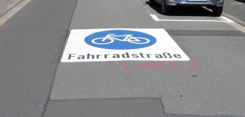 Ein großes Fahrradstraßen-Symbol ist auf dem Asphalt markiert.