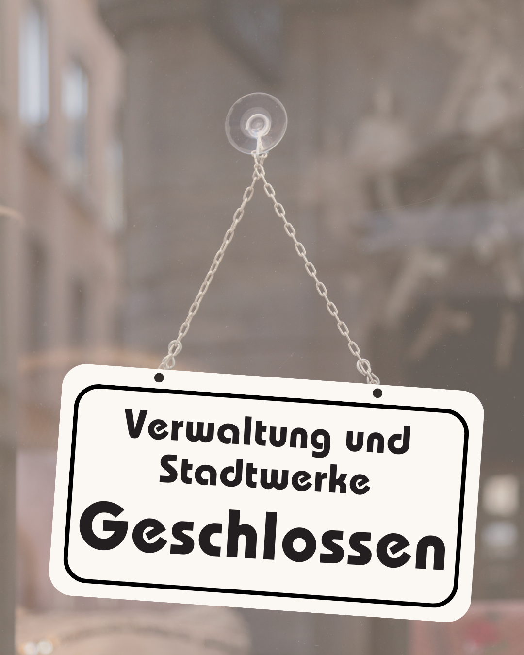An eine Kette hängt ein weißes Schild mit der Aufschrift "Verwaltung und Stadtwerke geschlossen"