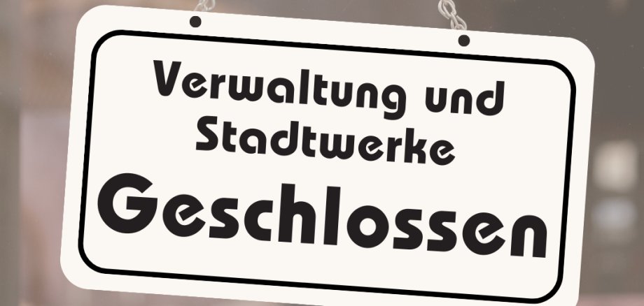 An eine Kette hängt ein weißes Schild mit der Aufschrift "Verwaltung und Stadtwerke geschlossen"