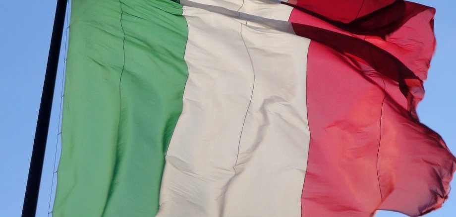 Flagge Italiens mit vertikalen Streifen in grün, weiß und rot, die im Wind weht.