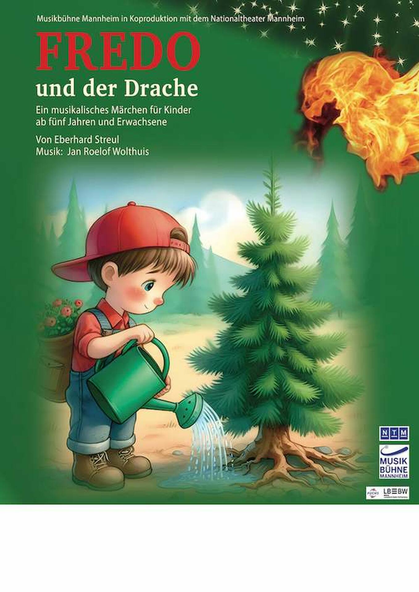 Plakat Kind mit roter Mütze gießt einen kleinen Tannenbaum, rechts brennt ein Feuer in Form eines Drachens, Titel 'FREDO und der Drache', musikalisches Märchen für Kinder ab fünf Jahren