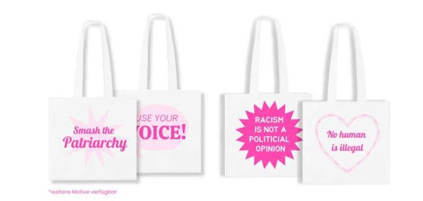 Vier weiße Stofftaschen mit feministischen und sozialen Botschaften: 'Smash the Patriarchy', 'Use your Voice!', 'Racism is not a political opinion', 'No human is illegal'
