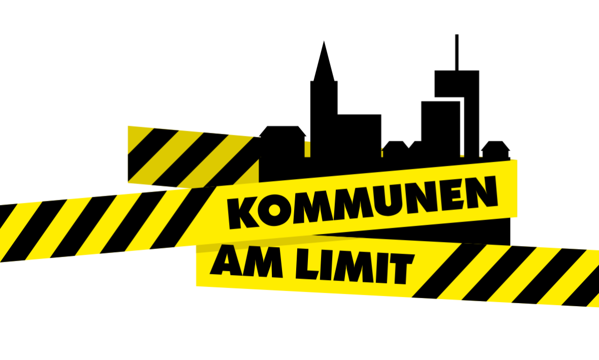 KOMMUNEN AM LIMIT Schwarz-gelbe Warnbänder mit dem Text 'KOMMUNEN AM LIMIT' in fetten Großbuchstaben